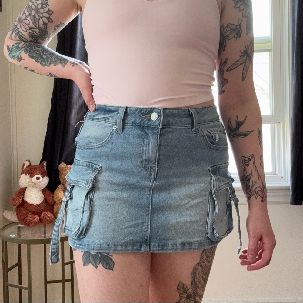 Grungeโ Y2K Mid-Rise Cargo Tab Denim Mini Skirt